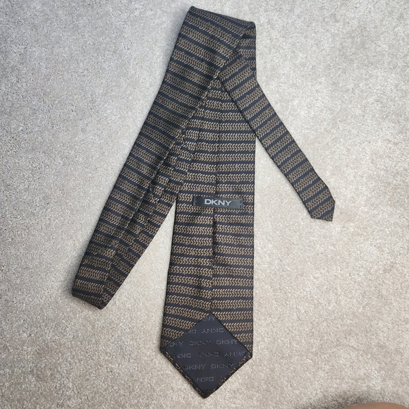 DKNY 100% Silk Black and Gold Patterned Tie - Picture 2 of 8